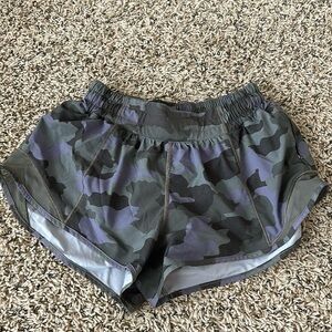 Lululemon hotty hot 2.5 inch shorts